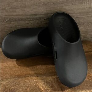Crocs black slip on clogs sz W 8, M 6
